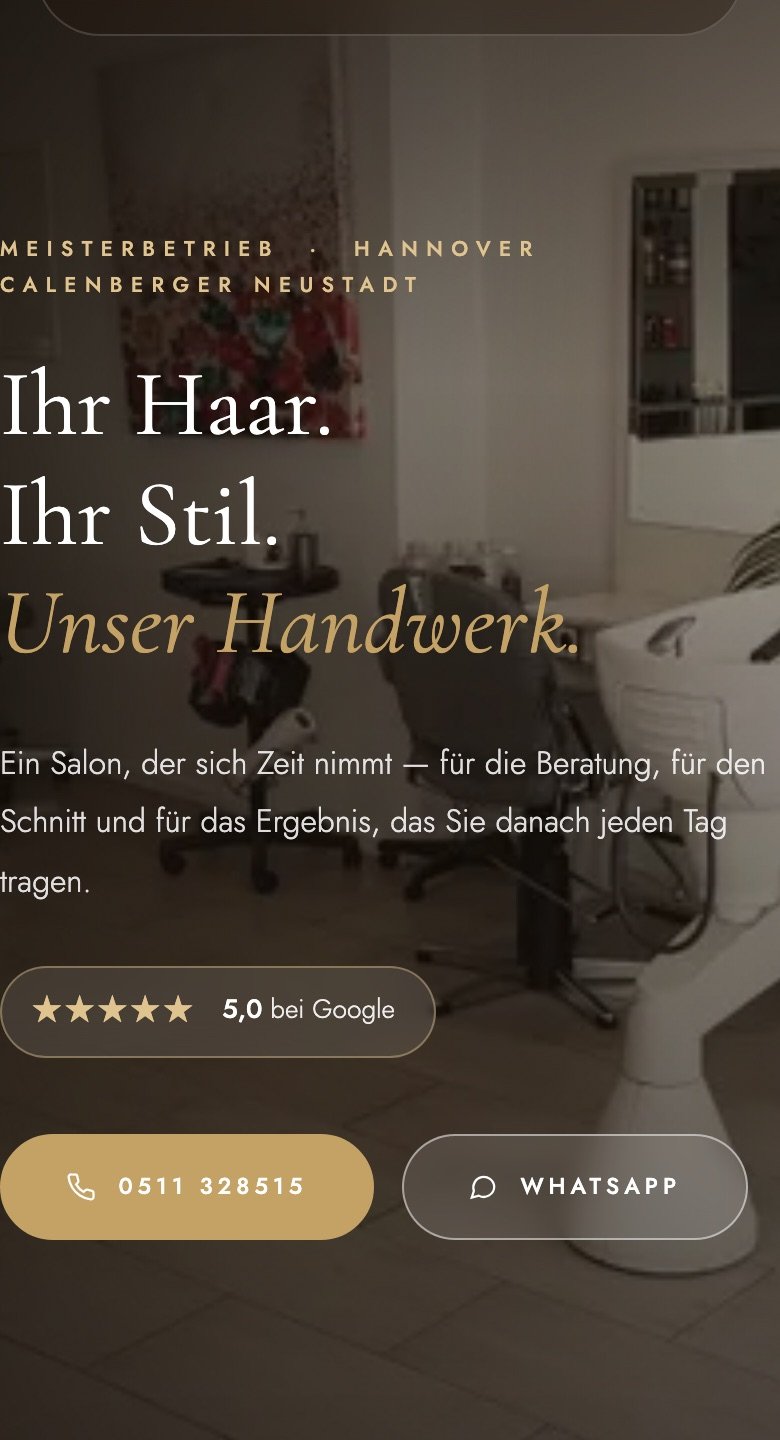 Dieselbe Seite auf dem Handy: Foto, Überschrift und zwei Schaltflächen für Anruf und WhatsApp.